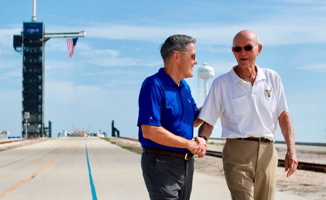 El astronauta Michael Collins habla con Bob Cabana, director del Centro Espacial Kennedy. Foto: Frank Michaux/NASA via AP