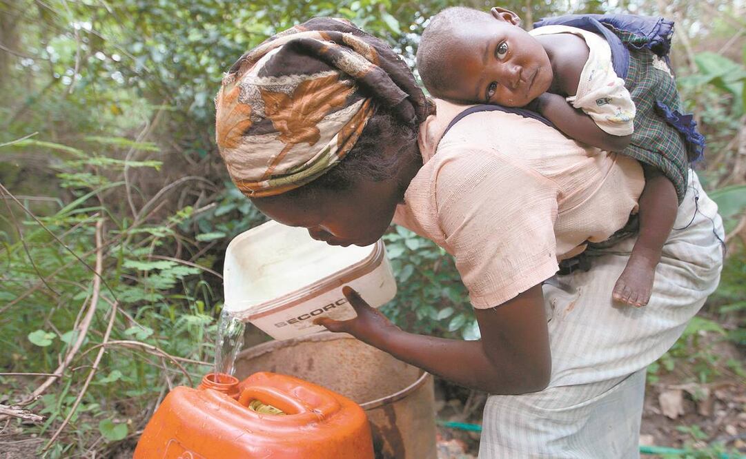 Zanele Dlamini recoge agua cerca de su pequeña casa, ubicada en Mkhulamini, en Suazllandia. Zanele tiene el virus del VIH. Foto: ARCHIVO EFE
