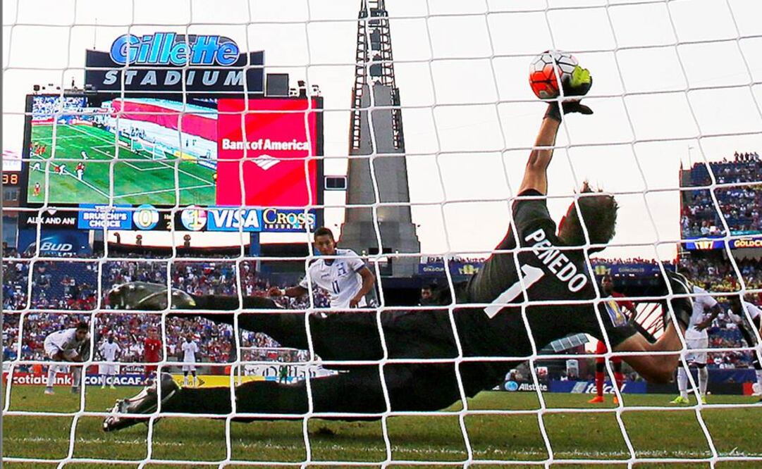 Penedo desvía el balón en el cobro penal. Reuters