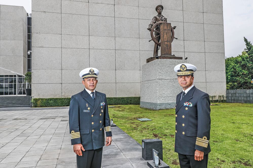 El capitán de navío Pedro Mata Cervantes y el vicealmirante en retiro Mario Alberto Gasque Peña recuerdan los años en que se enfrentaron a la decisión de dedicar su vida al servicio de la nación. (YADÍN XOLALPA. EL UNIVERSAL)
