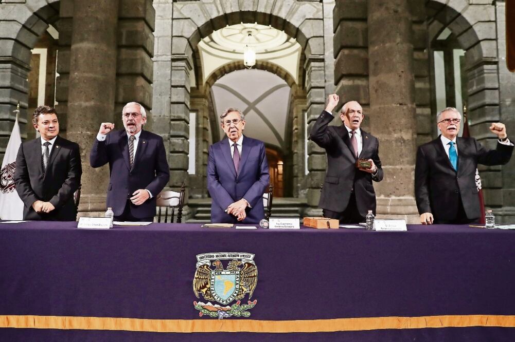 El rector de la UNAM, Enrique Graue; Cuauhtémoc Cárdenas Solórzano, y Enrique Fernández Fassnacht, director del IPN, durante la ceremonia de entrega del premio Amalia Solórzano (ARIEL OJEDA. EL UNIVERSAL)
