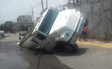 Pipa de agua cae a socavón en Ecatepec