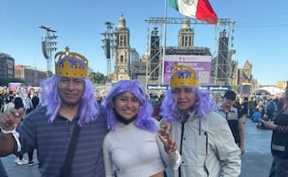 Pelucas moradas y familias enteras inundan la plancha del Zócalo en espera de Shakira 