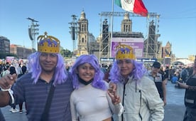 Pelucas moradas y familias enteras inundan la plancha del Zócalo en espera de Shakira
