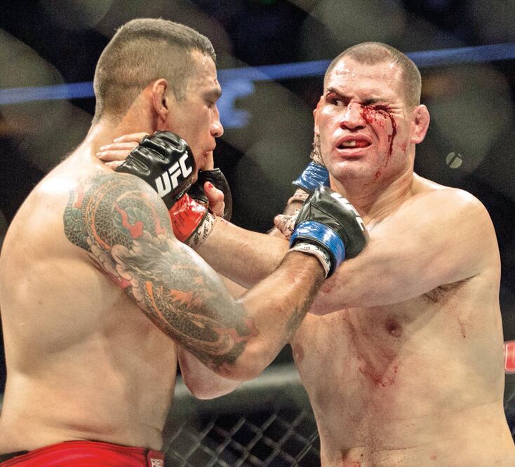 Fabricio le propinó severa tunda a Velásquez, que no puede ir por el quite (ARCHIVO. EL UNIVERSAL)