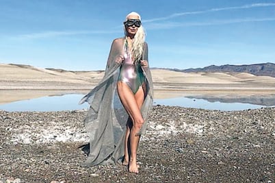 Modelo de 60 años se luce en traje de baño