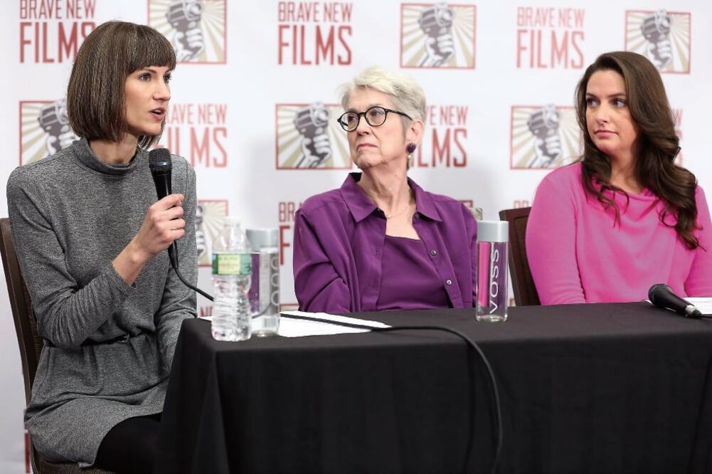 Rachel Crooks, Jessica Leeds y Samantha Holvey, que acusan a Donald Trump de acoso sexual, piden que se responsabilice al presidente por sus actos (MONICA SCHIPPER. AFP)