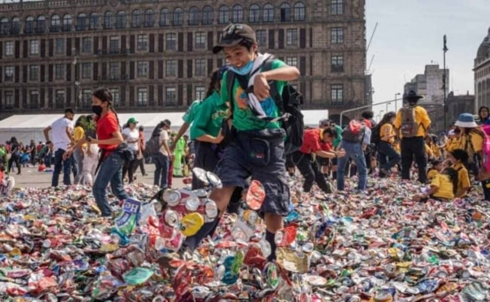 Scouts mexicanos elaboran flor de lis con más de un millón de latas en el Zócalo FOTOS
