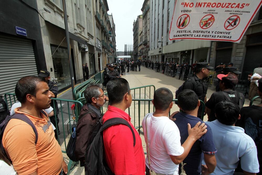 El gobierno del DF informó que la seguridad será vigilada por 4 mil policías, y que se colocarán filtros de seguridad, controlados por el Estado Mayor Presidencial, en los accesos al Zócalo ubicados en: 20 de Noviembre, 5 de Febrero, Francisco I. Madero, 5 de Mayo, Monte de Piedad y 16 de Septiembre. 