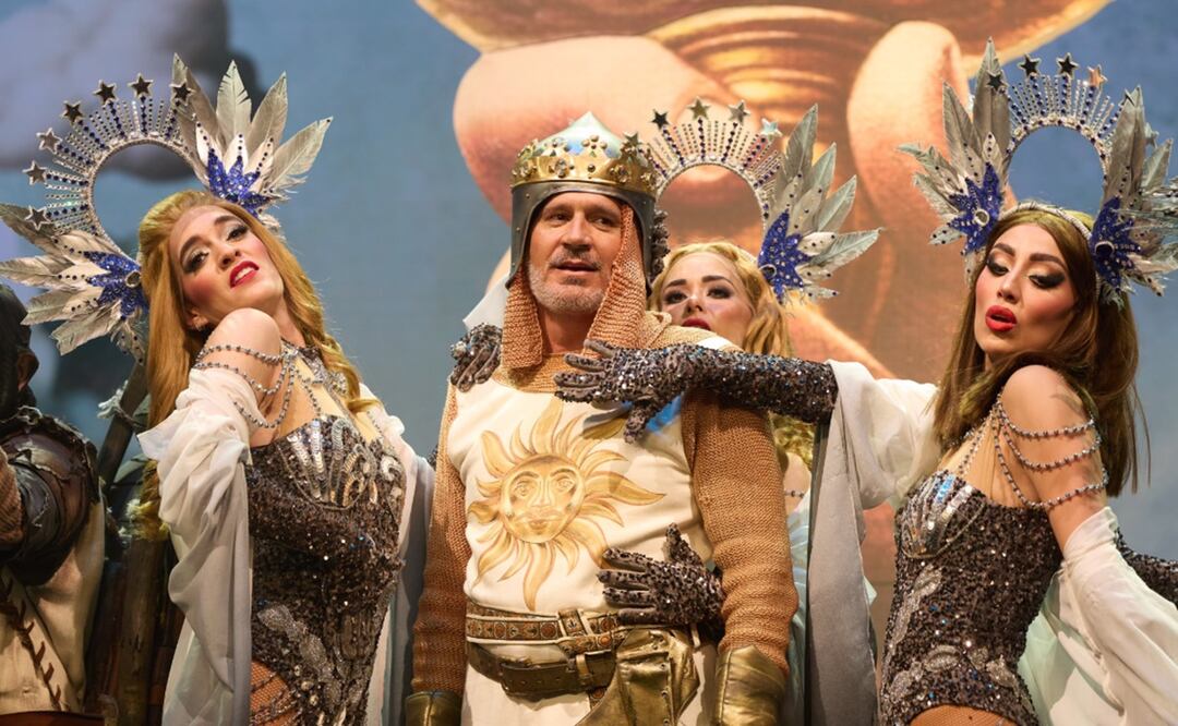 De la Torre, para poder integrarse, ha dejado al menos hasta septiembre la puesta “La señora presidenta”, donde también fue comparado su trabajo con los experimentados Gonzalo Vega y Héctor Suárez.