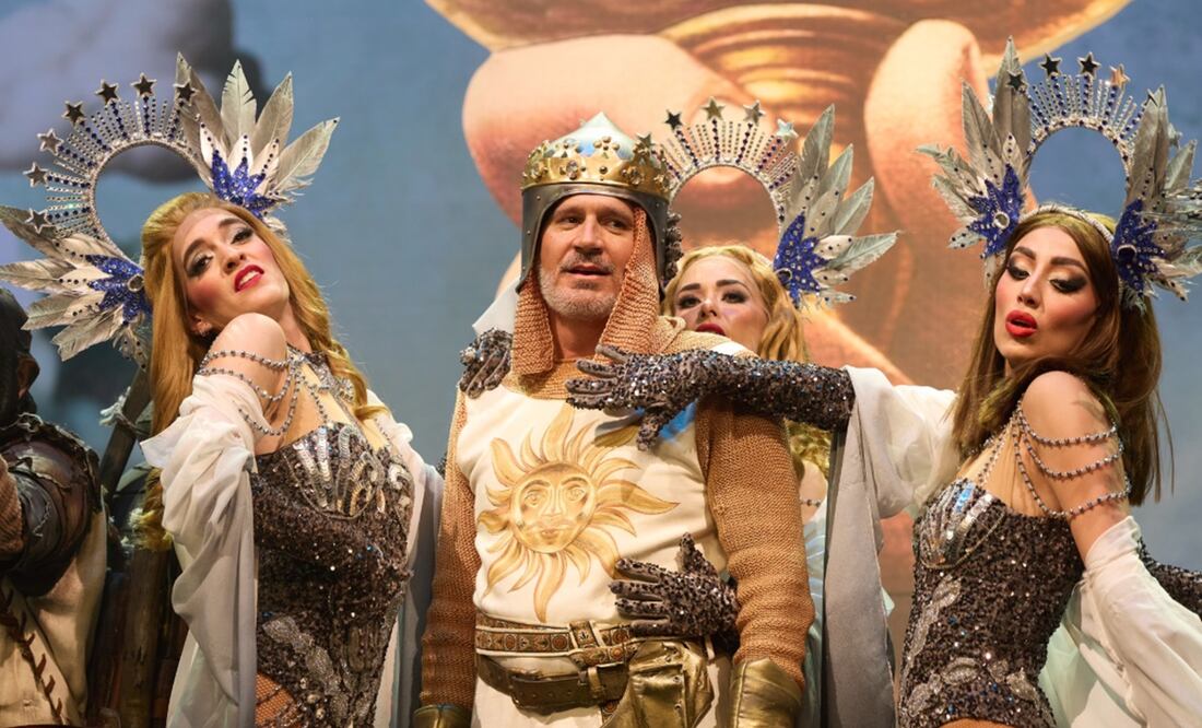 De la Torre, para poder integrarse, ha dejado al menos hasta septiembre la puesta “La señora presidenta”, donde también fue comparado su trabajo con los experimentados Gonzalo Vega y Héctor Suárez.