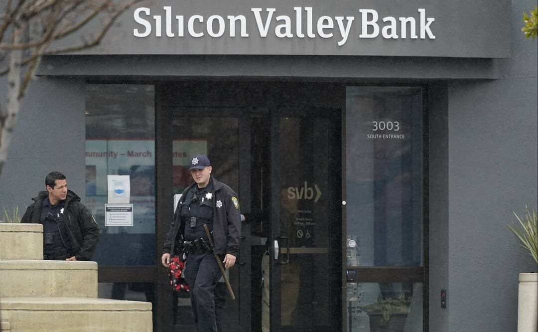 Agentes de la policía de Santa Clara salen del banco Silicon Valley, en Santa Clara, California, el viernes 10 de marzo de 2023. FOTO: AP