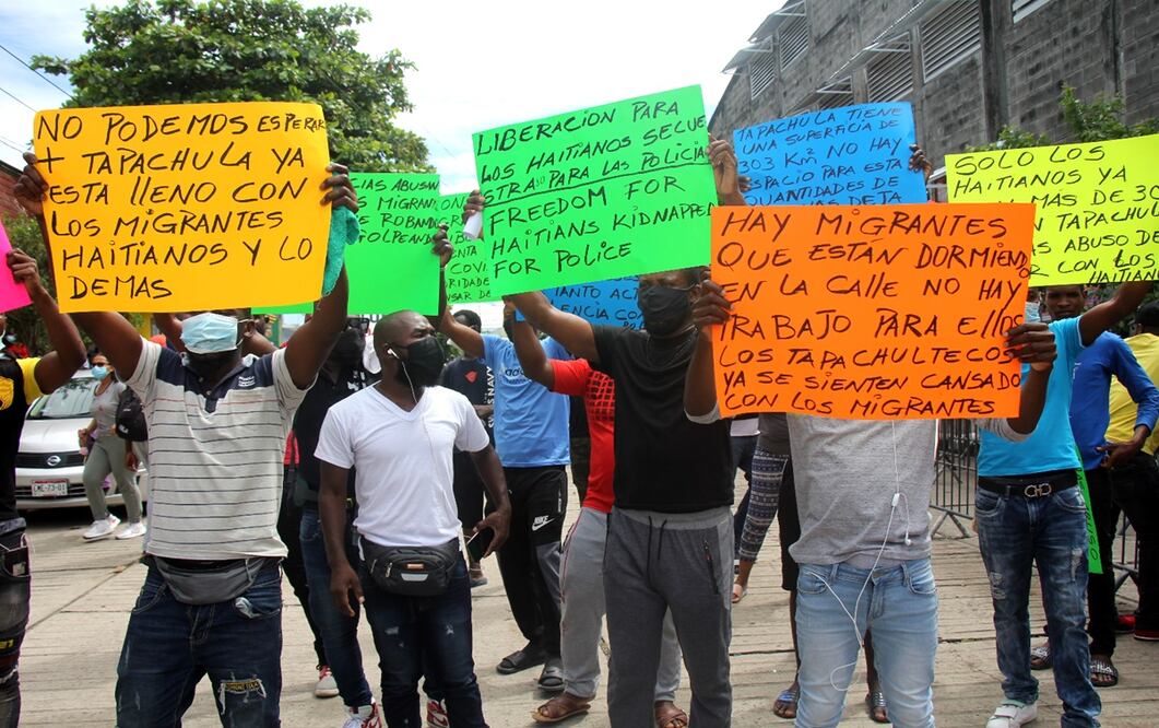 Migrantes haitianos protestaron frente a las oficinas del Instituto Nacional de Migración, en Tapachula, Chiapas. Foto: archivo/EL UNIVERSAL