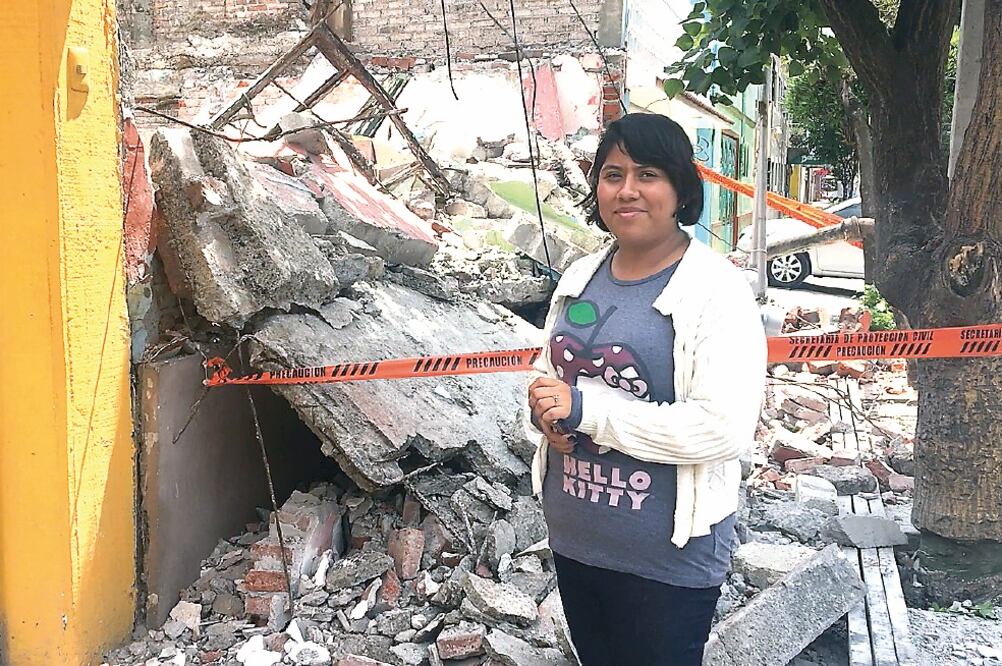Guadalupe, habitante de casa afectada, dijo que su familia está preocupada porque la demolición puede destruir parte de su casa. (ESPECIAL)