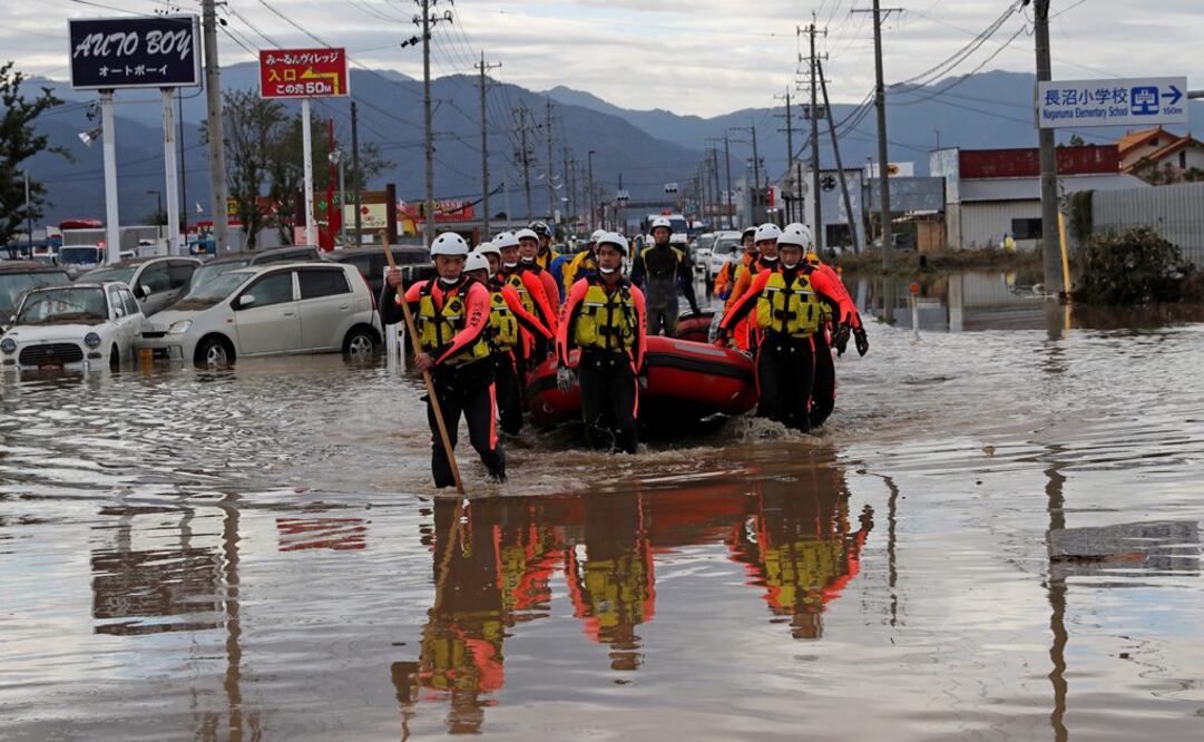 Socorristas buscaban el lunes entre montañas de lodo y ríos crecidos a personas que seguían desaparecidas tras el paso del tifón Hagibis en Japón (Foto: Reuters)