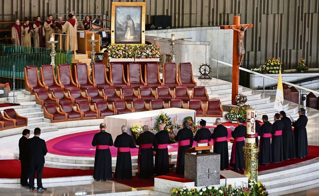En la Basílica de Santa María de Guadalupe se realizó una oración especial empleada en ocasiones como la designación de un nuevo jerarca católico. Foto: Berenice Fregoso / EL UNIVERSAL