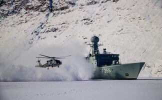 Ejército danés evacua a militar de submarino de EU frente a Groenlandia; Trump anuncia envío de "barco hospital"