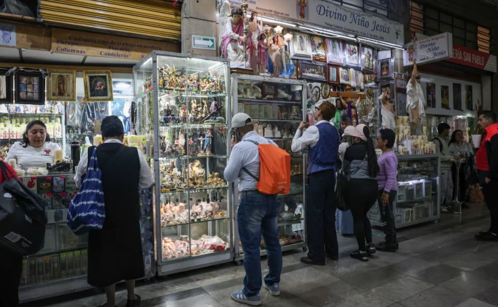 Los comercios de arte sacro se enfrentan los precios altos, los productos chinos y el desinterés de la gente.