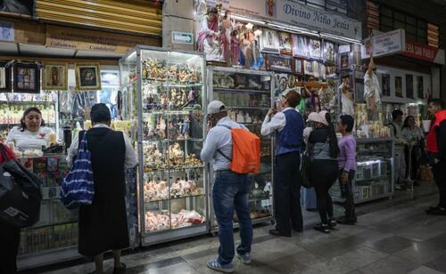 Los comercios de arte sacro se enfrentan los precios altos, los productos chinos y el desinterés de la gente.