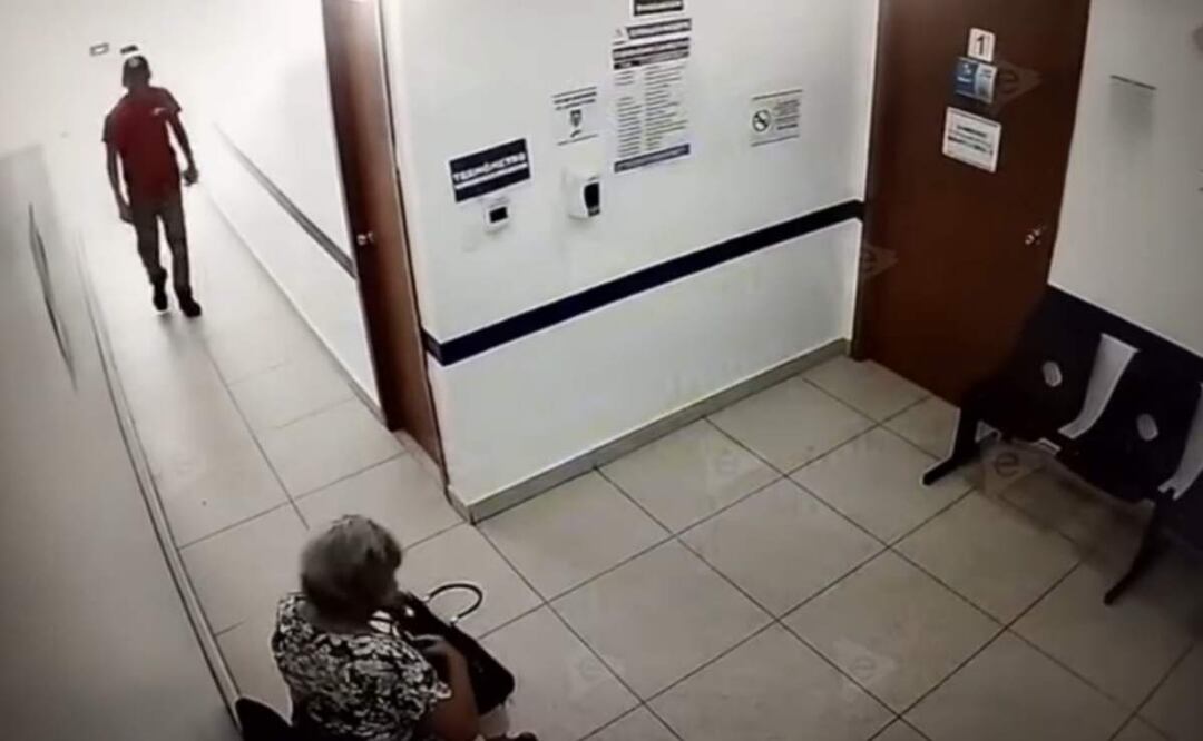 El hombre con pantalón de mezclilla y playera roja irrumpió en el consultorio de la doctora, ubicado en Tamaulipas, para atacarla con un cuchillo de cacería (17/07/2025). Foto: Especial