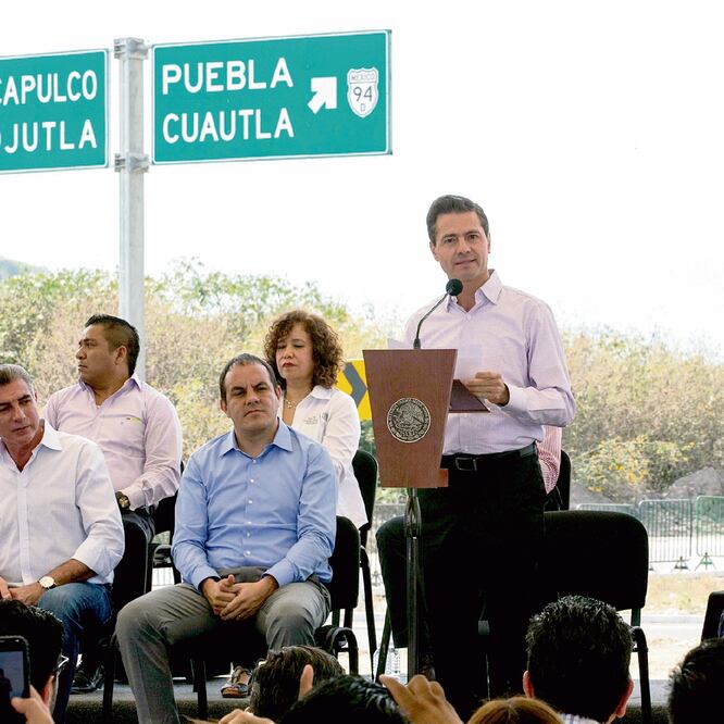 El presidente Enrique Peña Nieto inauguró la autopista Siglo XXI, que tuvo una inversión de 2 mil 885 millones de pesos.(PRESIDENCIA)