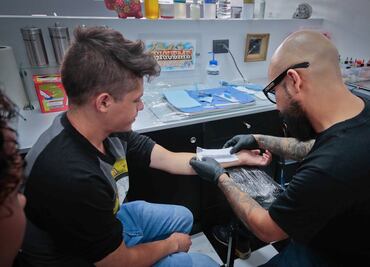 En Corea del Sur crean tatuaje que detecta si has sido drogado; el tattoo temporal cambia de color para avisarte