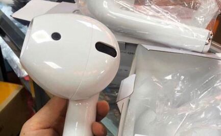 Mujer recibe AirPods más grandes que su cabeza y se vuelve viral