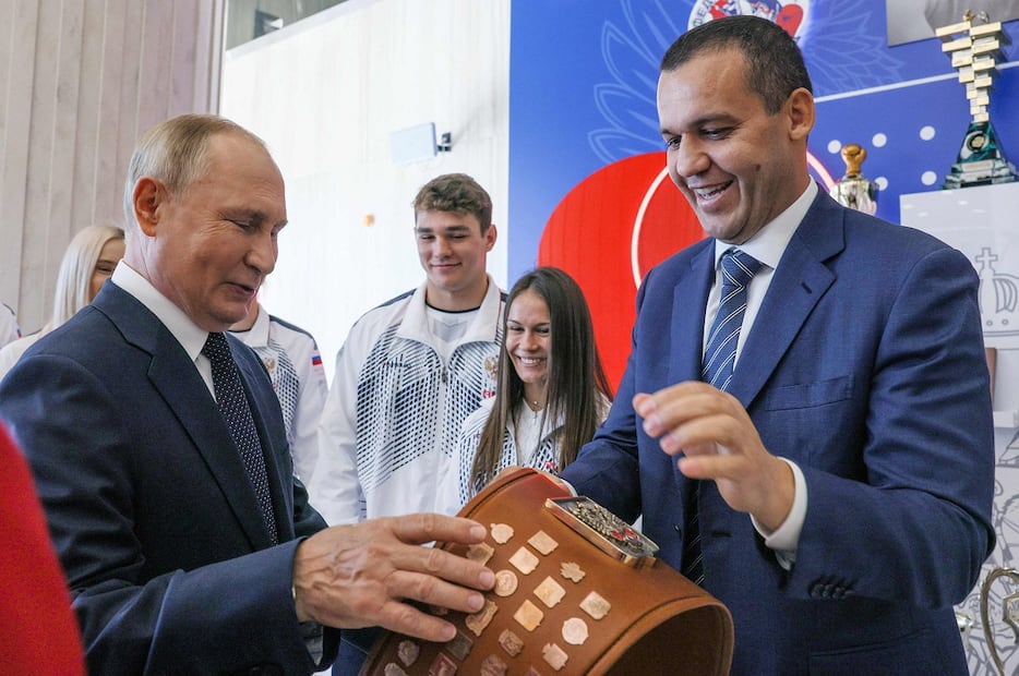 El presidente ruso, Vladimir Putin, con el presidente de la Asociación Internacional de Boxeo, Umar Kremlev, en Moscú. (18/09/2026) FOTO: AFP