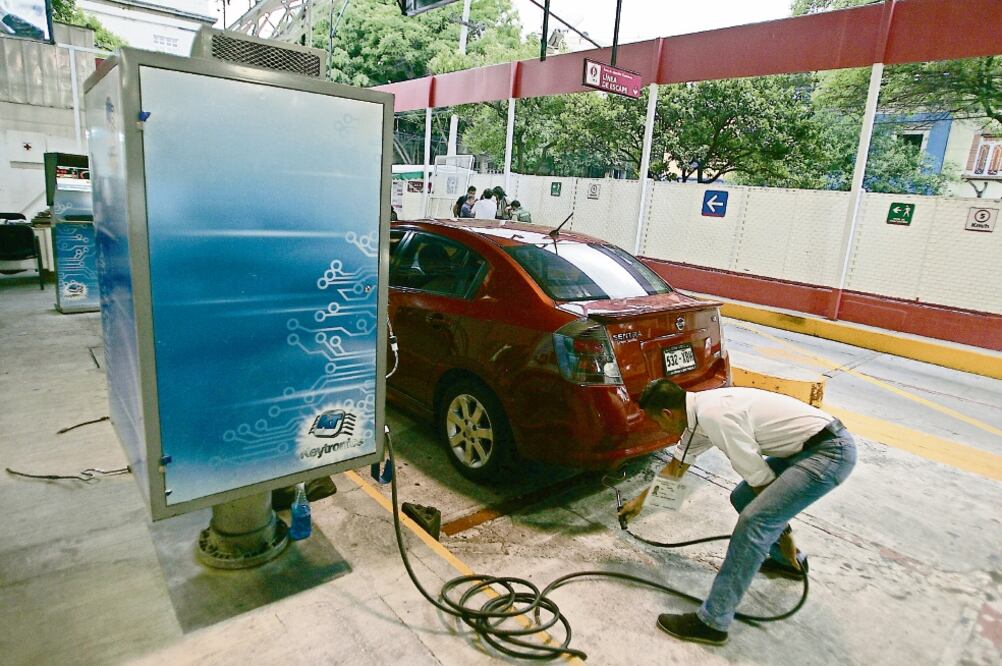 La nueva Prueba de Diagnóstico a Bordo (OBD) en la verificación vehicular permite aportar más datos acerca del estado mecánico del vehículo por medio de aplicaciones software y un dispositivo USB (ALEJANDRO ACOSTA. EL UNIVERSAL)