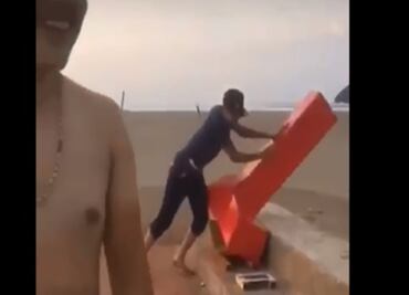 Dan trabajo comunitario a jóvenes por dañar letras de parador turístico en Sinaloa