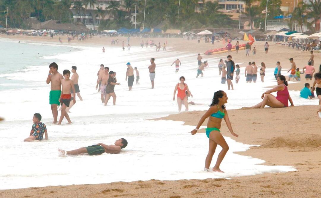 Aunque el gobierno de Guerrero decretó el cierre de playas a las 6 de la tarde, muchos turistas se quedan hasta las 9 de la noche. Foto: Carlos Alberto Carbajal/ EL UNIVERSAL.