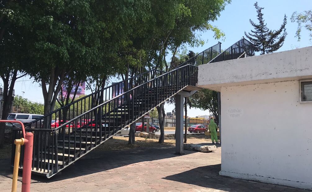 Puente peatonal que fue retirado por la volcadura de un tráiler en L5 del Metro quedará bajo vigilancia. Foto: Juan Carlos Williams