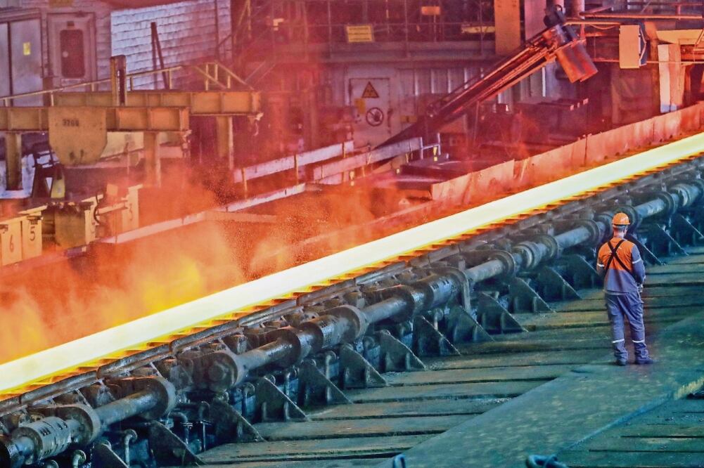 Planta siderúrgica de la empresa ArcelorMittal en Ghent, Bélgica. En opinión de analistas, la industria se encuentra con sobrecapacidad de producción. Foto: YVES HERMAN.REUTERS