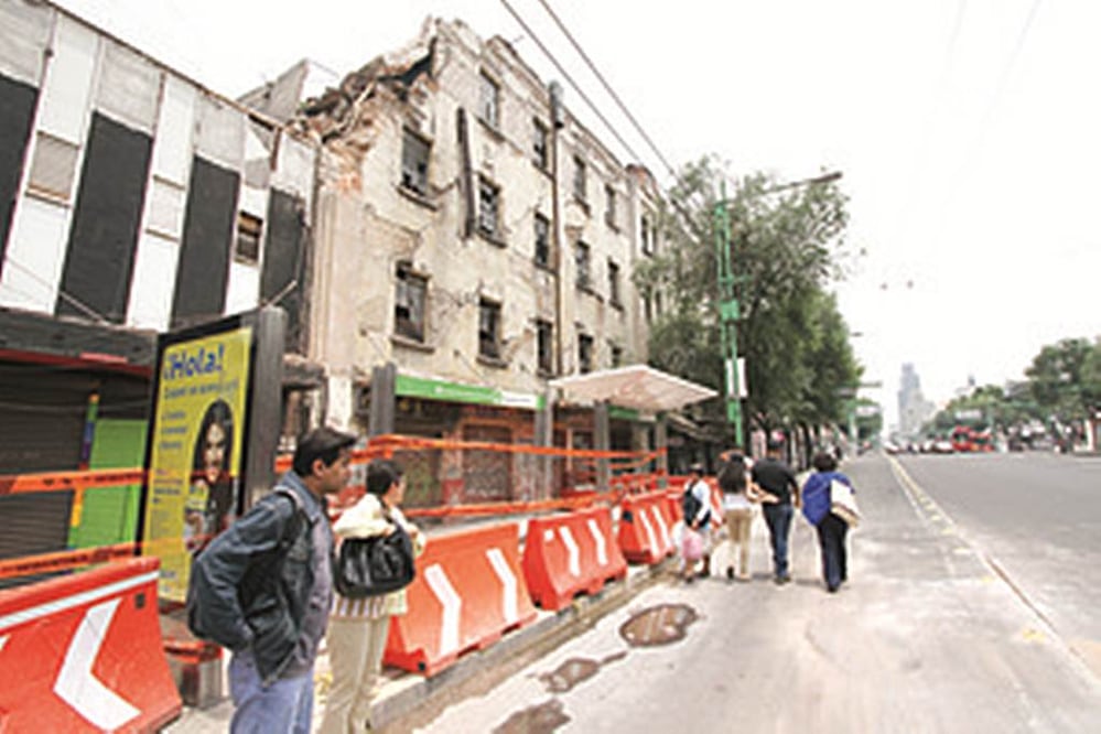 Una barda de un edificio viejo se colapsó la noche del jueves sobre varias personas en Eje Central a la altura del el Centro  Foto: Carlos Mejía/EL UNIVERSAL