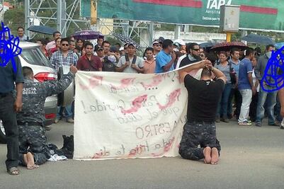 Retienen y humillan a dos policías federales