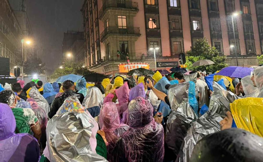 Con impermeables y bajo la lluvia, los fans apoyan a la selección mexicana. Foto: Leonardo Lugo / EL UNIVERSAL