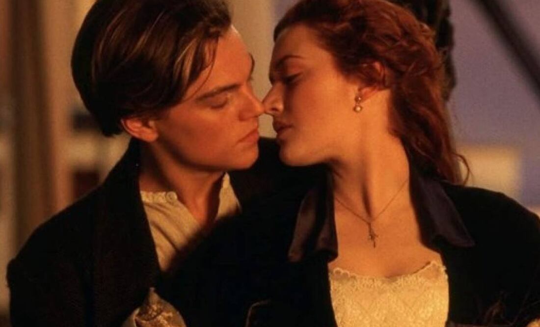 Escena del beso entre Jack y Rose en "Titanic"