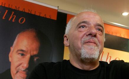 Paulo Coelho se indigna durante una entrevista
