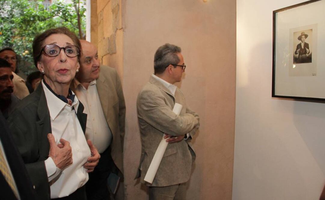 Está por cumplirse el X aniversario luctuoso del escritor Salvador Elizondo por lo que se inauguró en El Colegio Nacional "Los caminos de Elizondo", muestra que aborda su formación y vida privada a través de documentos, fotografías y retratos. La curaduría estuvo a cargo de Paulina Lavista, columnista de EL UNIVERSAL y viuda del escritor.