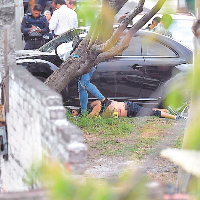Uno de los sujetos que perdió la vida recibió varios impactos de bala en la refriega que inició a las 16:23 horas en el cruce de las calles Hocaba e Izamal, en la colonia Héroes de Padierna. ARMANDO MARTÍNEZ. EL UNIVERSAL