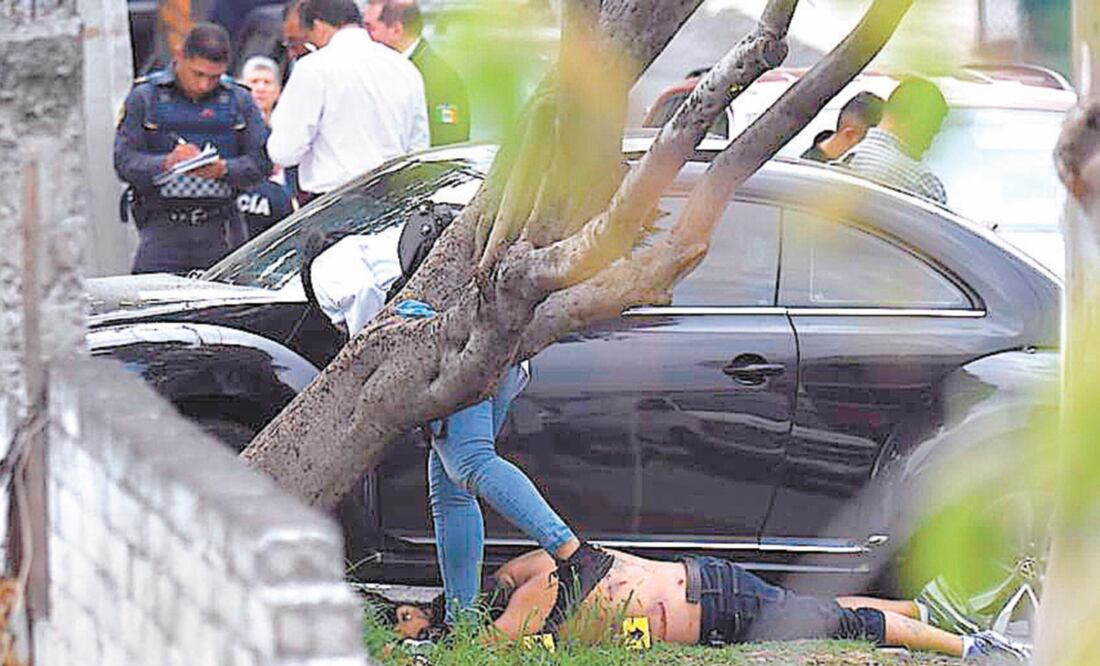 Uno de los sujetos que perdió la vida recibió varios impactos de bala en la refriega que inició a las 16:23 horas en el cruce de las calles Hocaba e Izamal, en la colonia Héroes de Padierna. ARMANDO MARTÍNEZ. EL UNIVERSAL