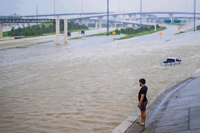 Más de 1.6 millones de hogares en Texas siguen sin luz tres días después del paso de Beryl