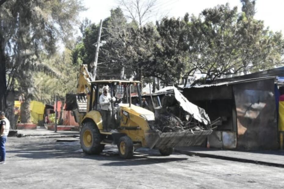 Retiran escombros y limpian instalaciones tras incendio en mercado La Purísima en Iztapalapa 