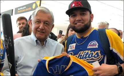 Ligamayorista mexicano regala bat y franela a AMLO