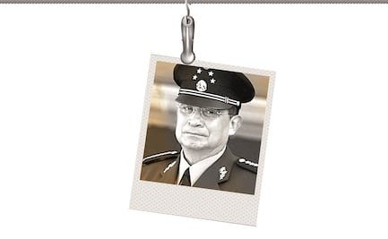 El general “supersecretario” (y la política)