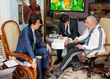 Premier japonés dialoga con Fidel Castro sobre Norcorea