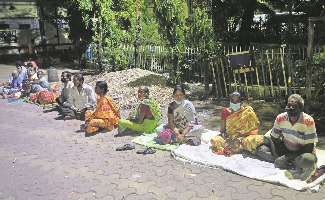 Personas esperan para recibir una dosis contra el coronavirus en un hospital administrado por el gobierno en Siliguri, India. Foto: DIPTENDU DUTTA. AFP