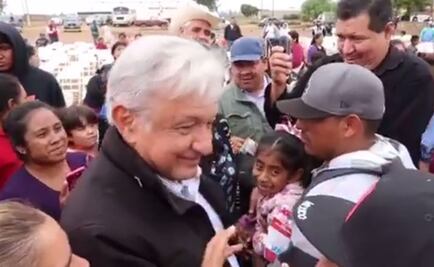 Regalan Biblia a AMLO en San Quintín