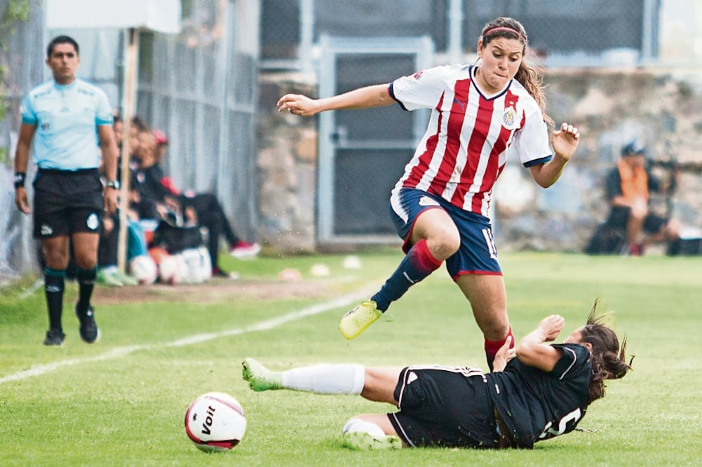 Las Chivas maniataron al Atlas, cuya defensa permtió tres goles. (SANDRA BAUTISTA. IMAGO7)