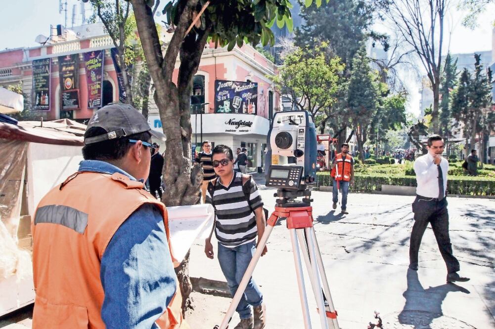 Avance. Especialistas comenzaron hace una semana con las labores topográficas en la calle de Génova, en la Zona Rosa, para proyectar los trabajos (GERMÁN GARCÍA. EL UNIVERSAL)